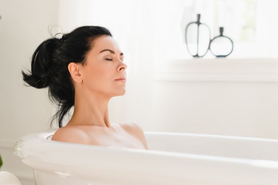 cara cepat tidur dengan mandi air hangat