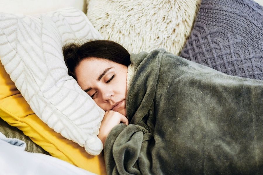 Gunakan Pakaian Longgar Atau Selimut Tipis Saat Tidur