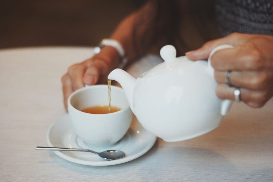 Mengkonsumsi Teh Herbal Sebelum Tidur