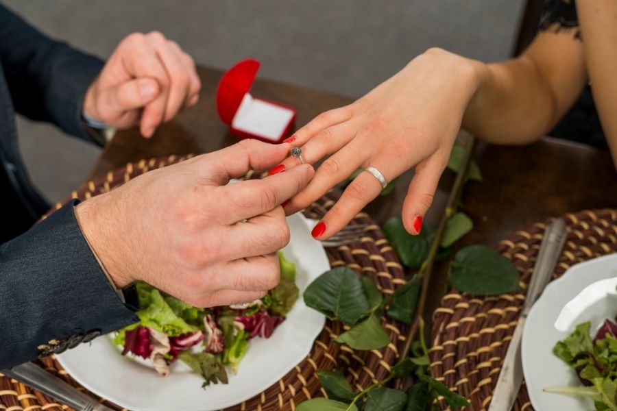 Perhiasan atau Aksesoris, Ide Kado Valentine Untuk Wanita Terbaik