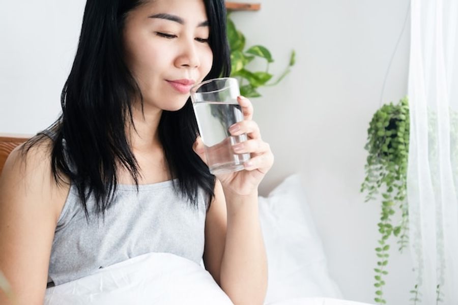 menghilangkan sakit kepala dengan minum air putih