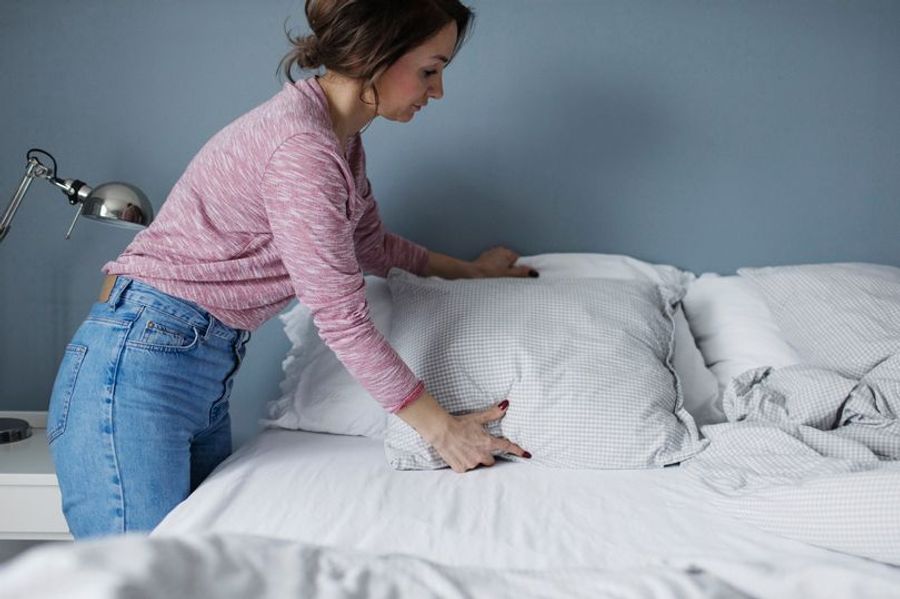 uji bantal yang nyaman dengan press test
