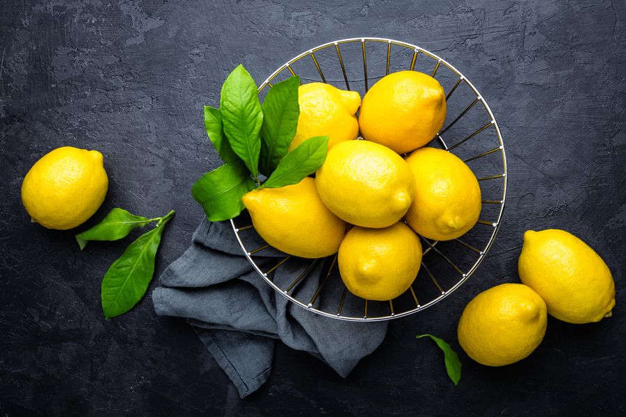 menggunakan lemon untuk mencuci sprei