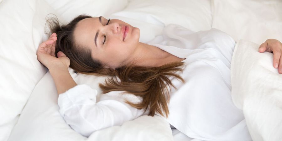 posisi tidur yang benar untuk cegah keriput