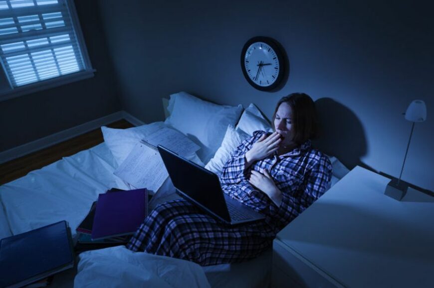 Dampak Buruk Kebiasaan Tidur Terlalu Malam dan Bangun Kesiangan